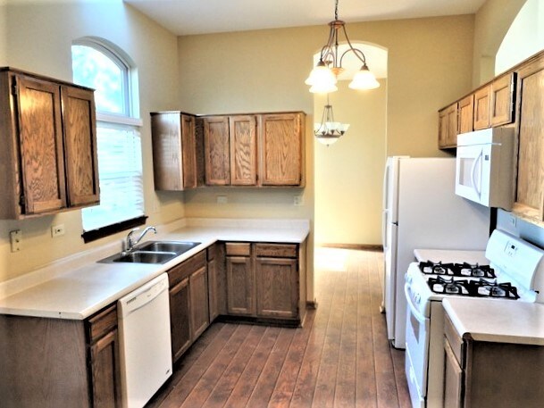 Building Photo - 613 Doral Ln
