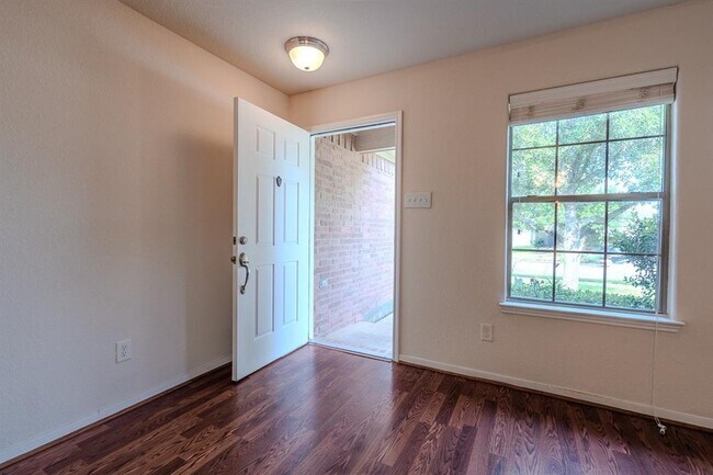 Foto del edificio - 2727 Roaring Oaks Ln