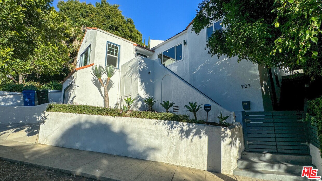 Primary Photo - 3123 Berkeley Ave