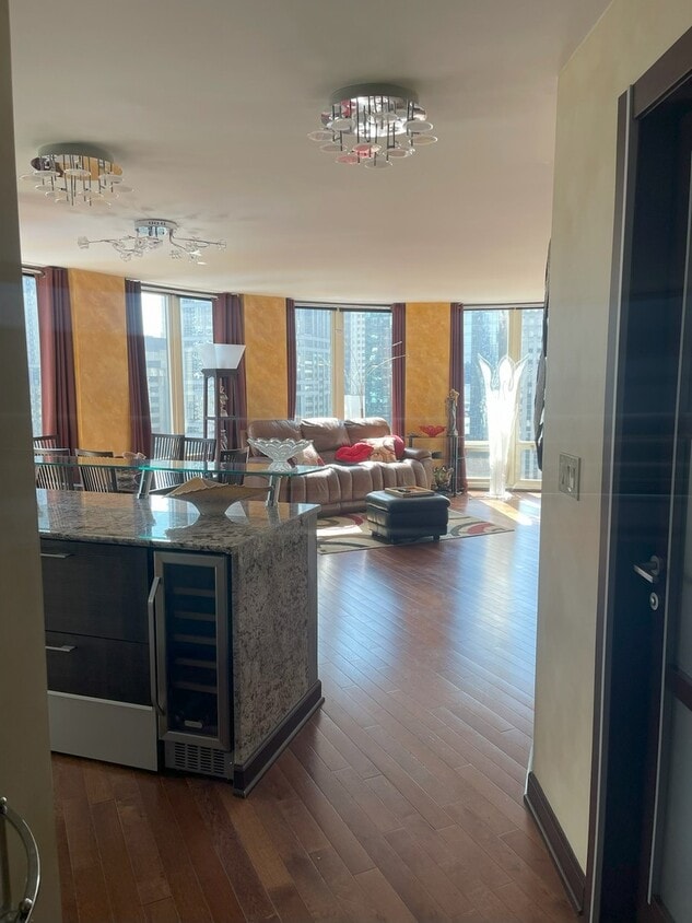 Primary Photo - 345 N La Salle Dr