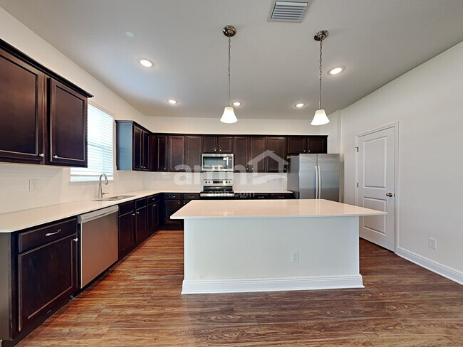 Building Photo - 820 Stairway Ln