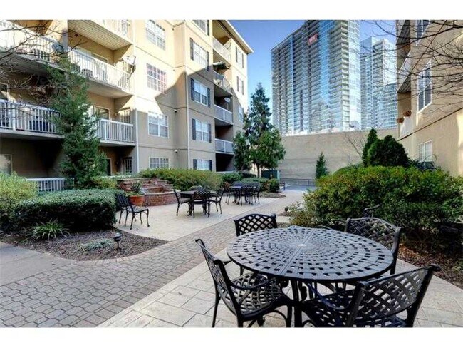 Zona de parrilla con mesas - 1074 Peachtree Walk NE