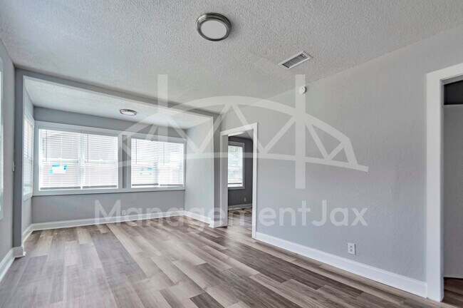 Building Photo - 1536 W 10th St