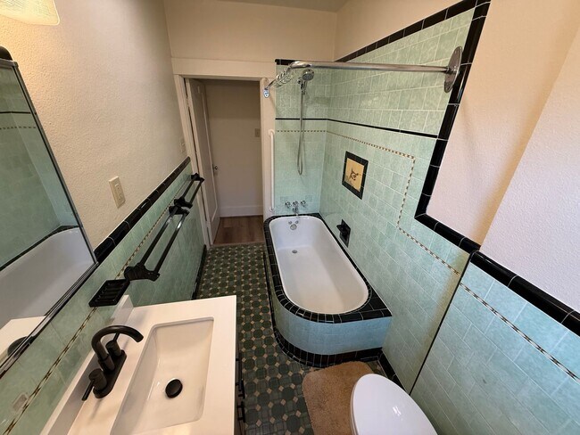 Building Photo - Two bedroom one bath brick charmer!