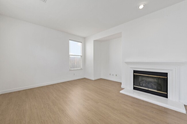 Building Photo - Spacious 3 Bedroom/2.5 Bath Home