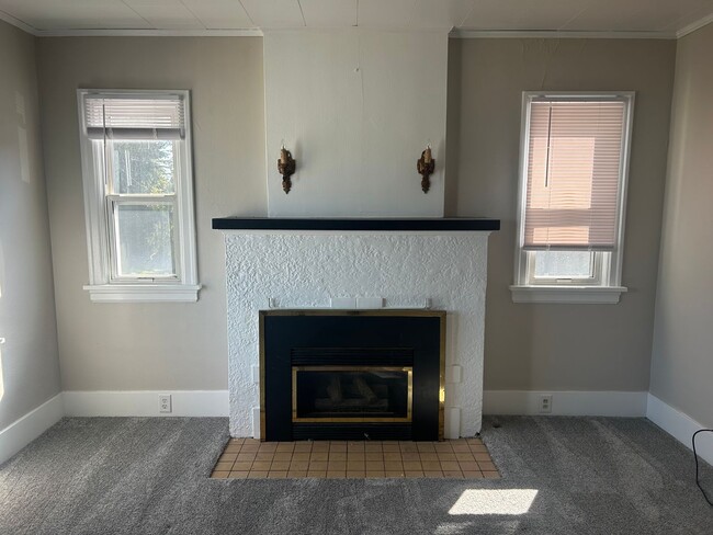 Building Photo - Charming 3 Bedroom Home