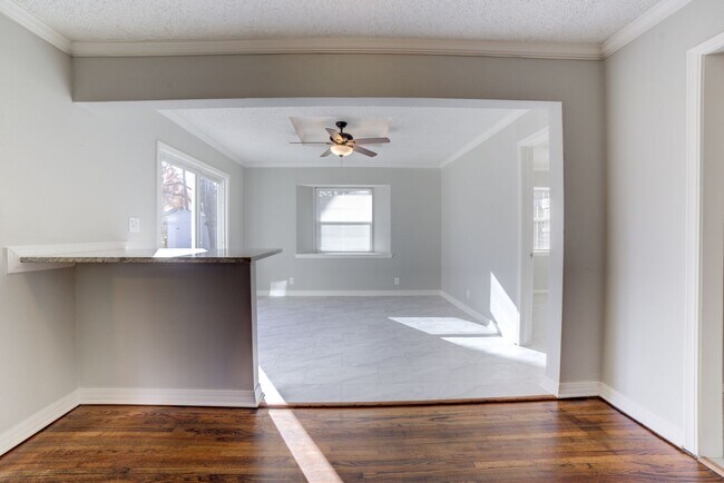 Foto del edificio - Recently Renovated and Ready For You!! 3 B...