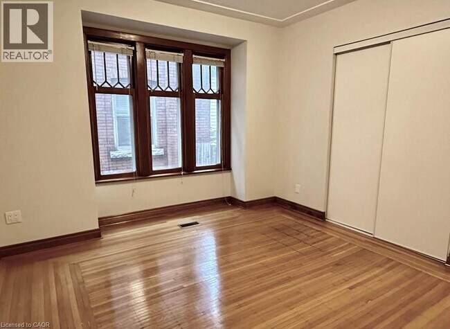 Photo du bâtiment - 220 Maplewood Ave