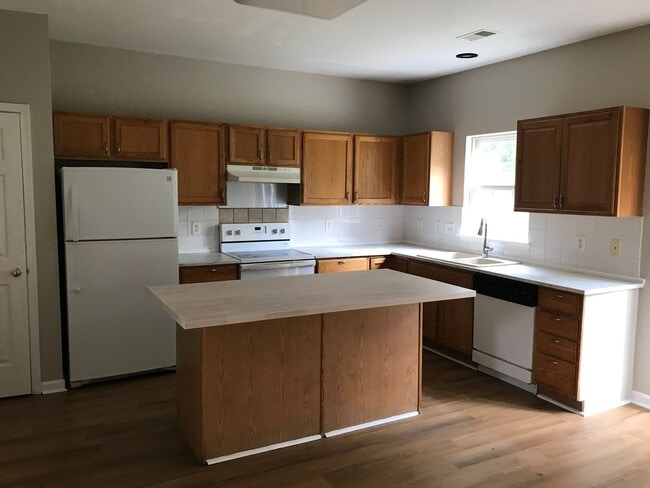 Building Photo - Great 3 Bedroom 2.5 Bath End Unit Townhome!