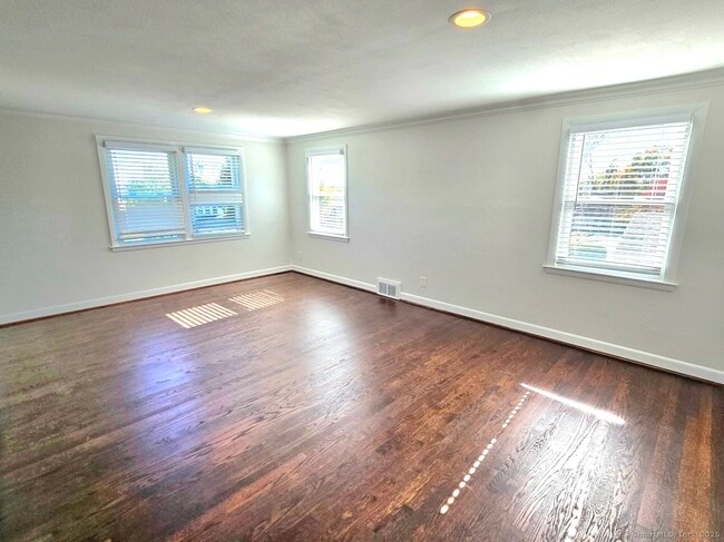 Foto del edificio - 387 Quaker Ln S