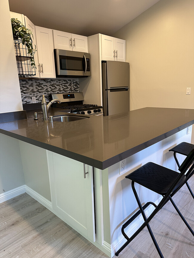 Peninsula for eating or work - 7634 Ostrom Ave