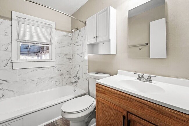 Foto del edificio - 7227 Orchard Ave