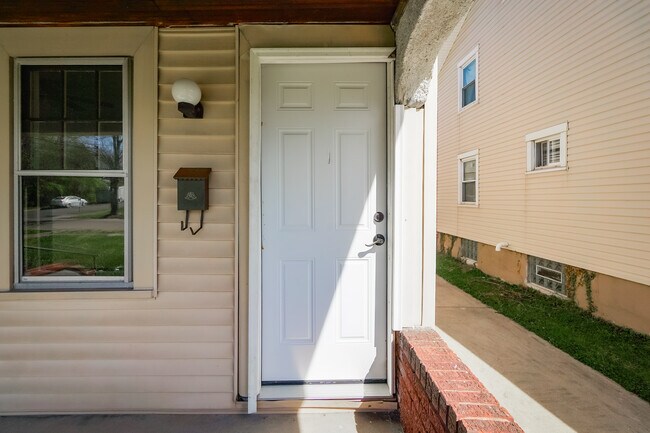 Building Photo - 1258 Catalpa Dr