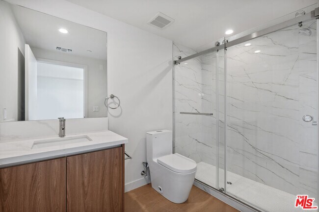 Foto del edificio - 1717 Winona Blvd