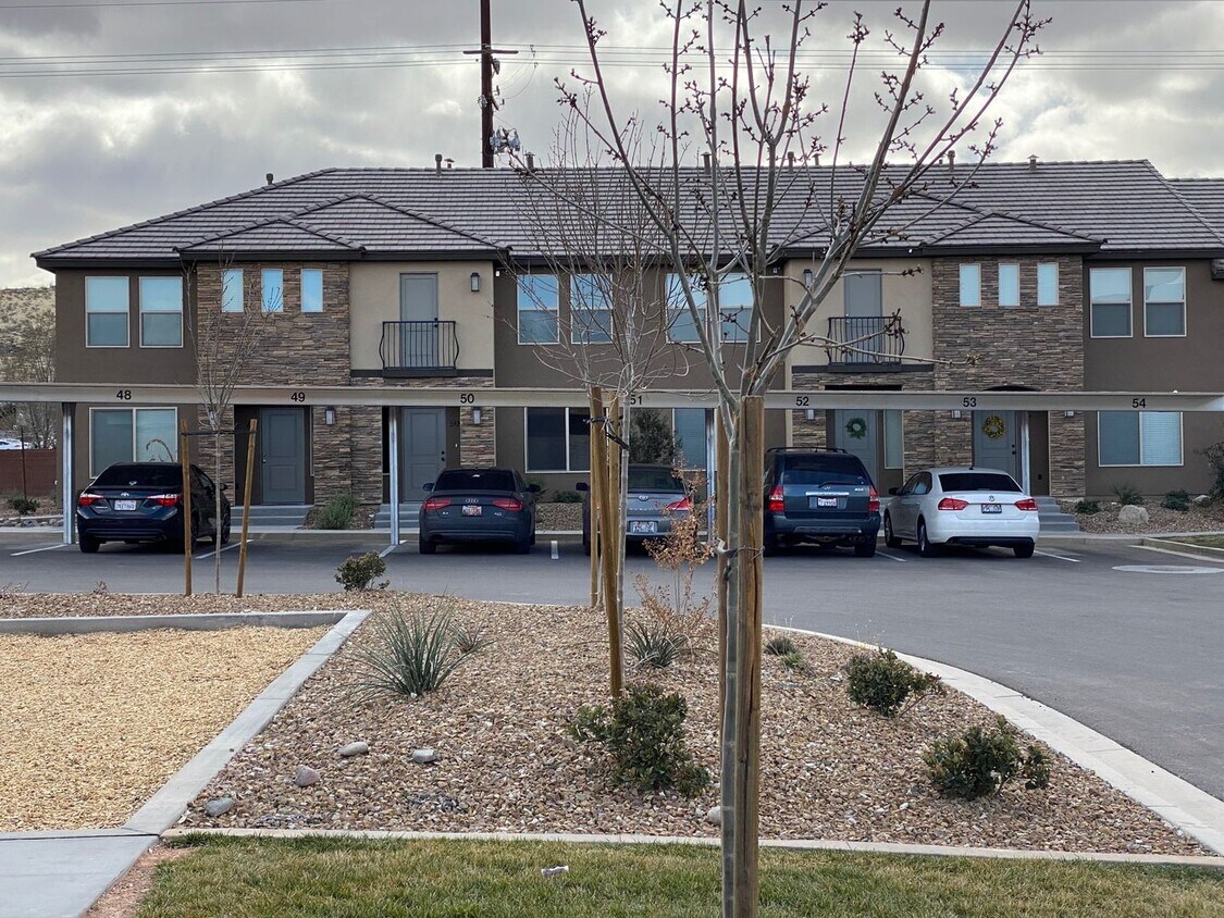 Foto principal - 3 Bed / 2.5 bath Desert Hills Townhome wit...