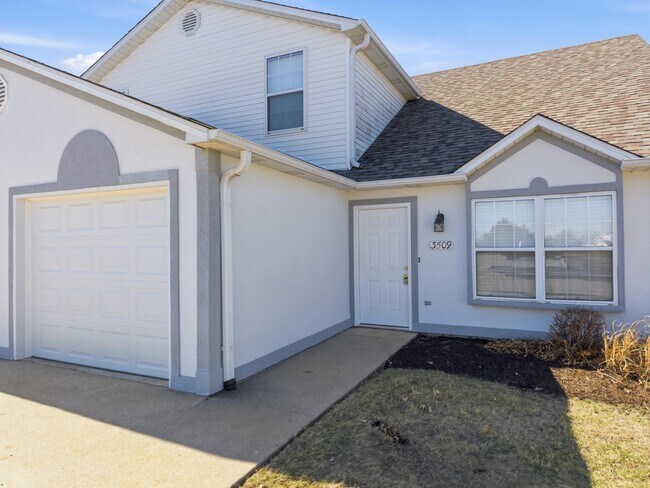 Building Photo - 3509 La Mesa Dr