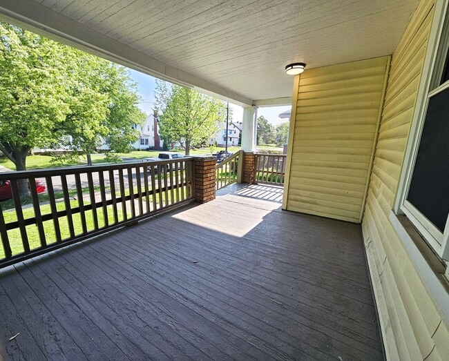 Building Photo - 3 Bed - 1 Full Bath Colonial available for...
