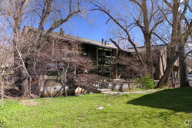 Foto del edificio - 1920 Canyon Blvd
