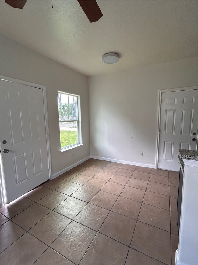 Building Photo - 6839 Larkstone St