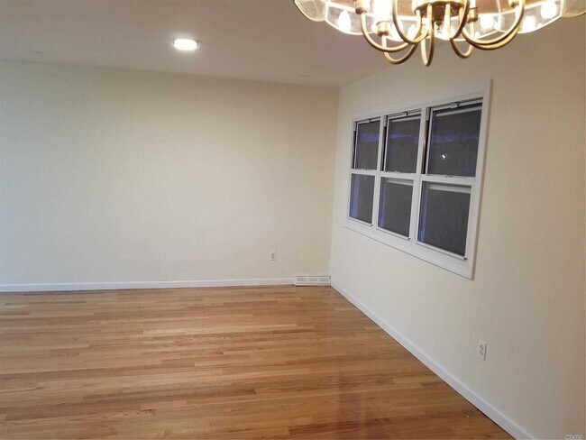 Foto del edificio - 240-40-240-67 67th Ave