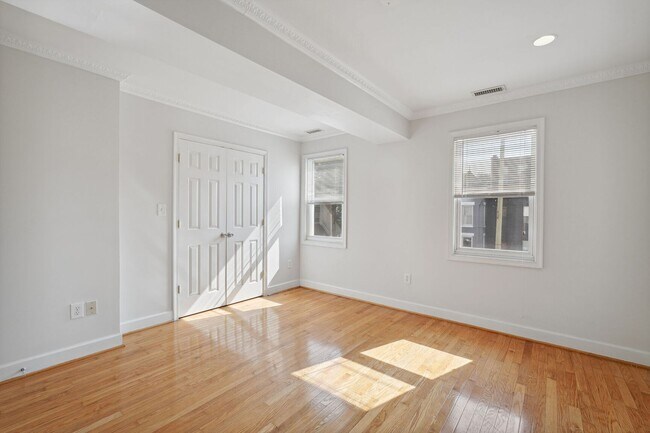 Building Photo - Parking Included! Updated 2 Bed// 2 Bath N...