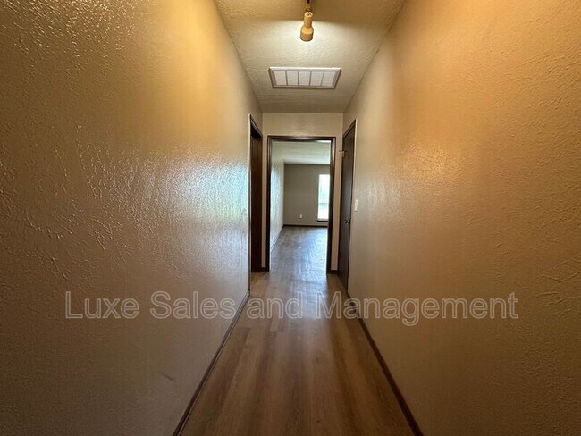 Foto del edificio - 813 N Eagle Ln