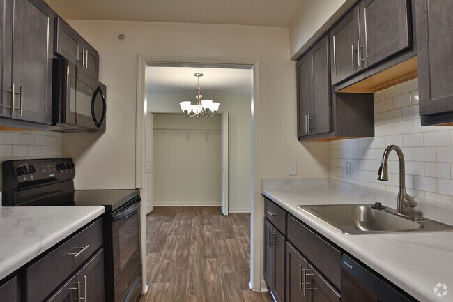 Foto del edificio - Crown Pointe