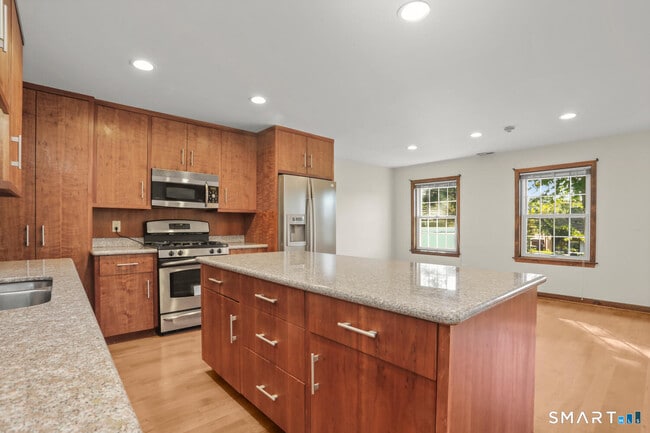 Building Photo - 433 Post Rd