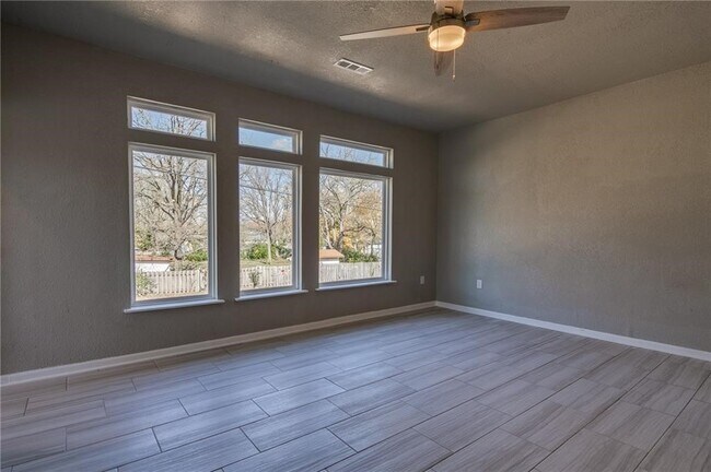 Foto del edificio - 402 E Hemlock St