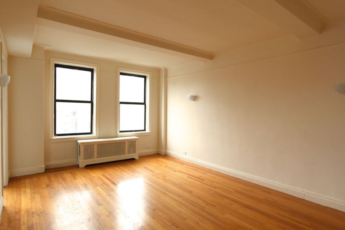 Living room - 303 E 21st St