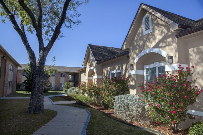 Foto del edificio - 1215 Castroville Rd