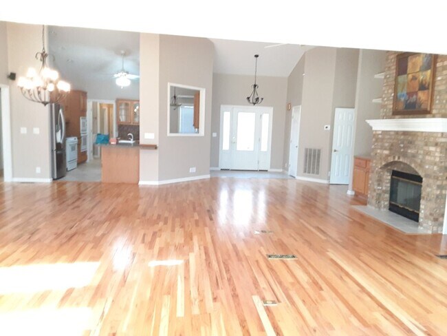 Building Photo - Golf Course Community/ Spring move in spec...