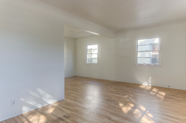 Building Photo - 329 Venice Way