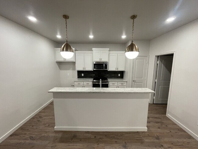 Building Photo - Luxury Two Bedroom Townhome in Abbey Glen Community!