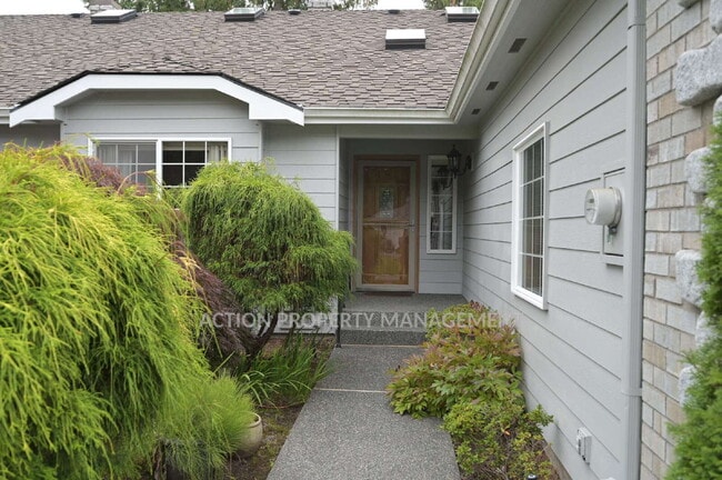 Building Photo - 2 bed + office, 2 bath, 2 car garage condo in Sunland