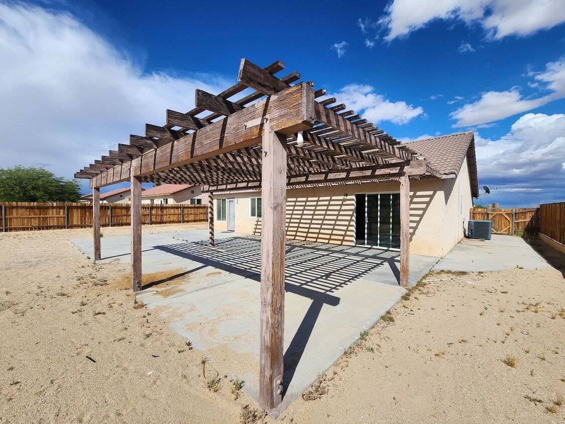 Building Photo - Beautiful 3 Bedroom 2 Bath!