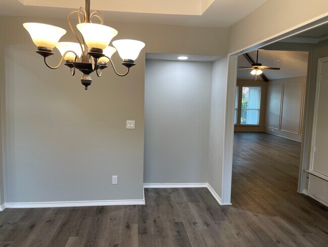 Foto del edificio - 807 Rush Creek Dr