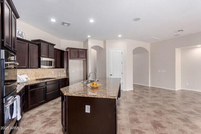Building Photo - Stunning 4 bedroom, 3 bathroom home in the...