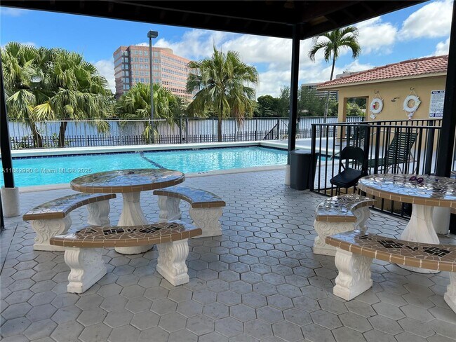 Foto del edificio - 5249 NW 7th St