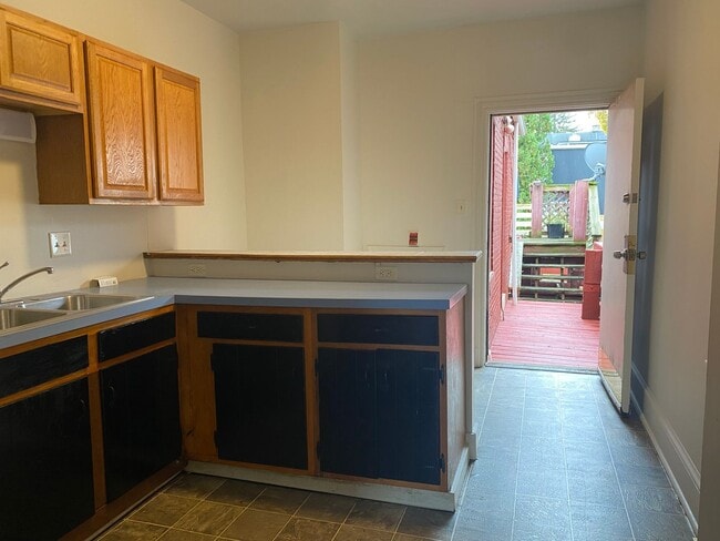 Building Photo - 644 E Chestnut St