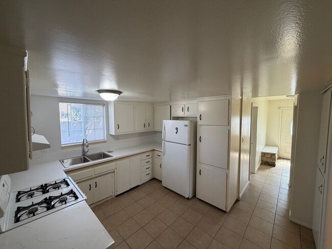 Building Photo - 311 E McElhany Ave