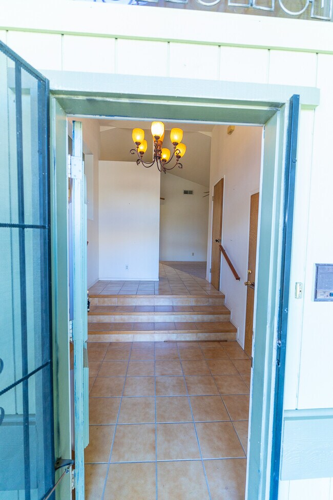 Building Photo - 124 Lakeshore Dr