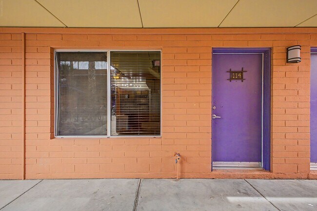 Foto del edificio - University/ Downtown- 1 bedroom first floor condo