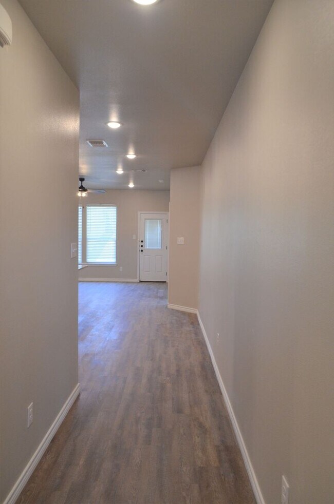 Building Photo - 1713 Castroville Trl