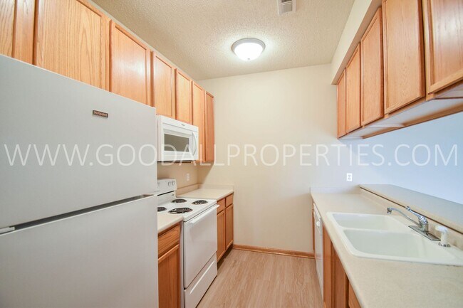 Foto del edificio - 3 Bedroom 2 Bath Condo with 1 car detached garage !