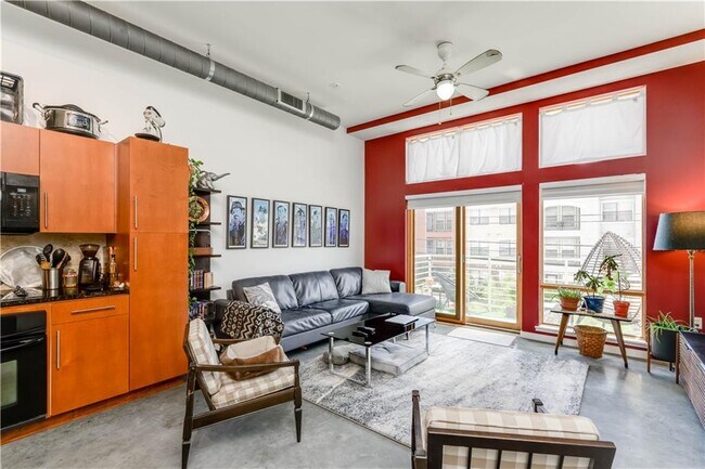 Building Photo - 2124 E 6th St