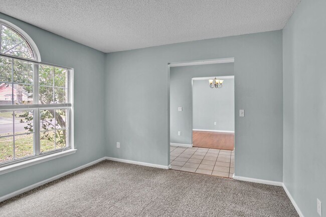 Building Photo - Beautiful 3 bedroom/ 2 bathroom home in Ch...