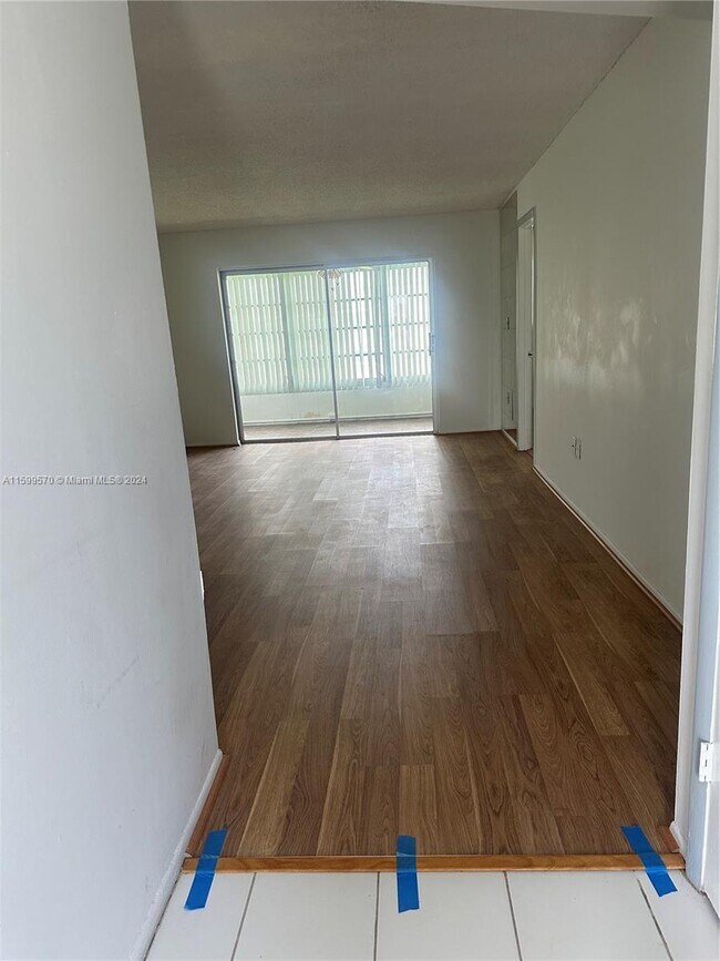 Foto del edificio - 8110 Sunrise Lakes Blvd