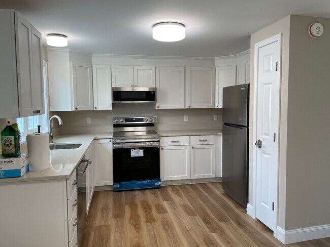 Similar Unit Kitchen - new appliances - 21 Penobscot Ter