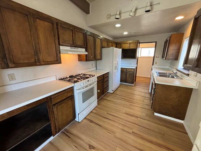 Foto del edificio - 636 Lakeview Dr